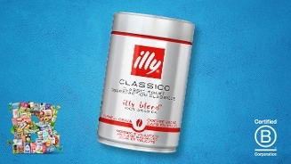 Blik Illy Classico koffiebonen tegen een blauwe achtergrond, met een collage van diverse producten linksonder en het B Corporation logo rechtsonder.