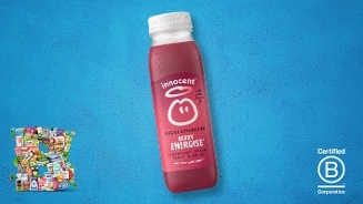 Fles Innocent Berry Energise super smoothie met aardbei, kers, appel en guarana op blauwe achtergrond, samen met collage van diverse producten en B Corp certificeringslogo.