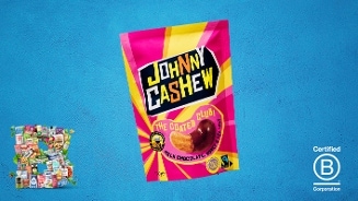 Zak Johnny Cashew noten, variant "The Coated Club" (melkchocolade, honing & zeezout), op een blauwe achtergrond met Certified B Corporation logo.