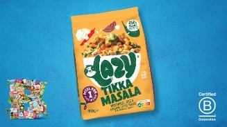 Lazy Tikka Masala maaltijdverpakking, 100% plantaardig, met groenten, rijst en kipstuckjes op een blauwe achtergrond. Rechts het B Corp certificaat en linksonder een collage van verschillende voedselverpakkingen.
