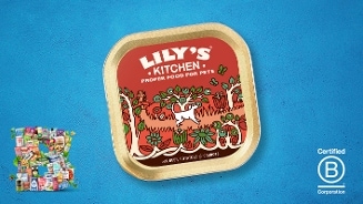 Bakje Lily’s Kitchen hondenvoer met rund, aardappel en wortel op blauwe achtergrond, naast B Corporation certificering en collage van diverse producten.