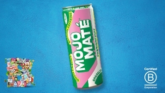 Blikje MOJO MATÉ passievrucht bruisende drank tegen een blauwe achtergrond, met Certified B Corporation logo en kleine collage van diverse producten linksonder.