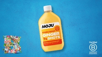 Fles MOJU Fresh Root Ginger 7x Shots op een blauwe achtergrond, met links onderin een collage van diverse producten en rechts het Certified B Corporation logo.