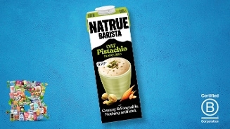 NATRUE Barista havermelk met pistache smaak in een literpak, afgebeeld op een blauwe achtergrond met een Certified B Corporation logo.