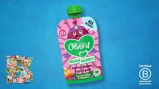 Olvarit Veggie Heroes knijpzakje met biet, blauwe bes en paarse wortel voor kinderen vanaf 12 maanden, tegen blauwe achtergrond met Certified B Corporation logo.