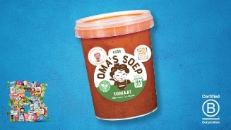 Bak Oma’s Soep tomatensoep met basilicum tegen een blauwe achtergrond, met B Corp certificeringslogo en een collage van diverse producten linksonderin.
