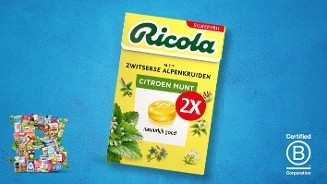 Verpakking van Ricola suikervrije citroen munt snoepjes met Zwitserse alpenkruiden op een blauwe achtergrond, met aan de linkerkant kleine verpakkingen van andere producten en rechts het Certified B Corporation logo.
