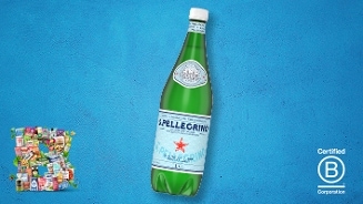 Fles S.Pellegrino bruisend mineraalwater van 1 liter tegen een blauwe achtergrond, met onderaan een collage van diverse producten en het Certified B Corporation logo.