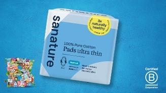 Verpakking van Sanature 100% pure katoen ultra dunne maandverband met vleugels, normale variant (10 stuks), op een blauwe achtergrond. Links onderin een collage van verschillende producten en rechtsonder het Certified B Corporation logo.