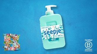 Fles Seepje handzeep met pompje op een blauwe achtergrond, voorzien van B Corporation certificering en een collage van diverse duurzame producten linksonder.