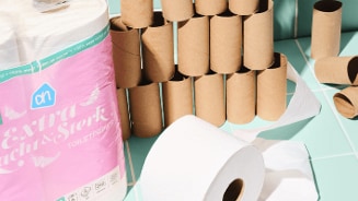 Albert Heijn Extra Zacht & Sterk toiletpapier met kartonnen rolletjes op een blauwe achtergrond.
