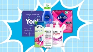 Verschillende producten voor vrouwelijke verzorging en hygiëne, waaronder maandverband van Yoni en Libresse, inlegkruisjes van Tena, intimate wash van Nivea en Uni Cura, en reinigingswater van Garnier, gepresenteerd op een blauwe achtergrond.