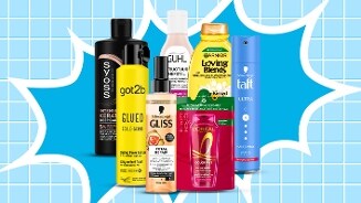 Groepsfoto van diverse haarverzorgingsproducten en stylingproducten van A-merken zoals Syoss, got2b, Guhl, Garnier Loving Blends, Schwarzkopf Gliss, L'Oréal en Taft, gepresenteerd tegen een blauw achtergrond met witte lijnen.