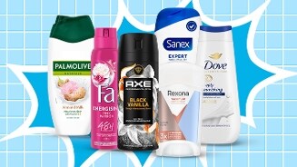 Verschillende verzorgingsproducten van bekende A-merken zoals Palmolive, Fa, Axe, Sanex, Rexona en Dove, opgesteld tegen een blauw patroon als achtergrond.