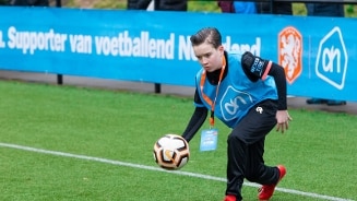 Jongen in Albert Heijn voetbaltenue op een voetbalveld