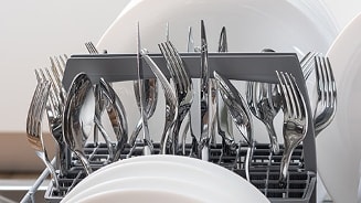 Bestek en borden in een vaatwasser.