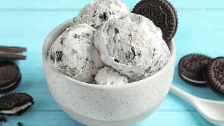IJs met Oreo koekjes in een kom.