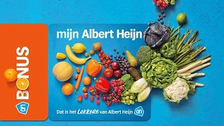 Bonuskaart en Mijn Albert Heijn-kaart van Albert Heijn, omringd door diverse verse groenten en fruit op een blauwe achtergrond.