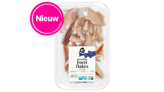 Gerookte forel flakes van Albert Heijn, zonder graten, verpakt in een transparante plastic verpakking met een label en een roze cirkel met de tekst "Nieuw".