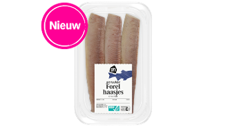 Gepresenteerde verpakking met drie gerookte forelhaasjes van Albert Heijn, met een "Nieuw" label linksboven.