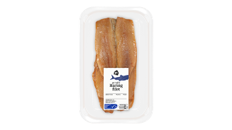 Gerookte haringfilet in een plastic bakje met Albert Heijn label.