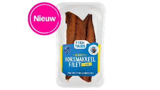 Verpakking van Fish Tales gerookte horsmakreelfilet op de huid, met een opvallende roze cirkel waarop "Nieuw" staat.
