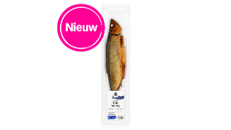 Hele gerookte haring in plastic verpakking met een roze cirkel waarin "Nieuw" staat.