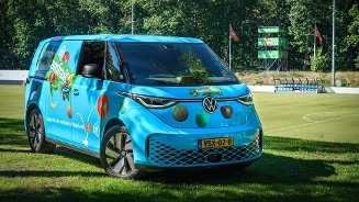 Albert Heijn Teamfruit bestelwagen op een voetbalveld