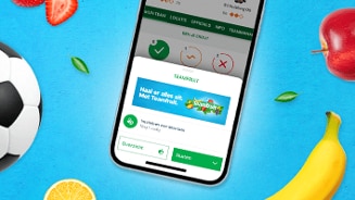 Smartphone-app met promotie voor Teamfruit omringd door voetbal, rode appel, banaan en schijf citroen.