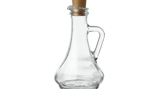 Glazen karaf met houten stop voor het zelf maken van wijn.