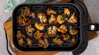 Geroosterde bloemkoolroosjes in een airfryer.