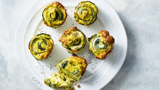 Courgette en kip pesto cupcakes op een wit bord