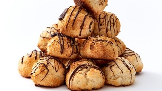 Een stapel kokosmakronen met chocoladedruppels.