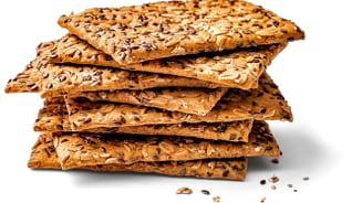 Stapel van krokante crackers met zaden en granen