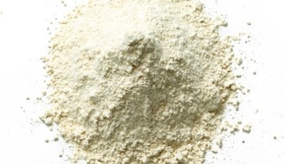 Poederachtige substantie op een witte achtergrond