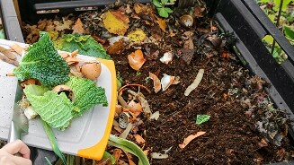 Compostbak met groente- en tuinafval