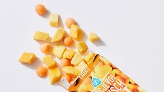 Bevroren fruitmix van AH in een open verpakking met stukjes mango en meloen.