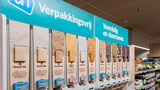 Verpakkingsvrije dispensers in Albert Heijn met diverse soorten rijst en granen.