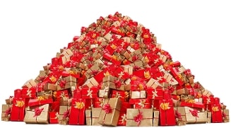 Berg met rode en goudkleurige cadeaus met linten en strikken