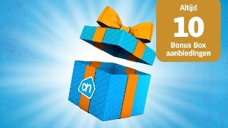 Opengevouwen blauwe doos met oranje strik en AH-logo, met tekst 'Altijd 10 Bonus Box aanbiedingen'.