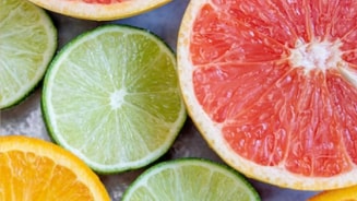 Schijfjes citrusvruchten, waaronder grapefruit, sinaasappel en limoen.