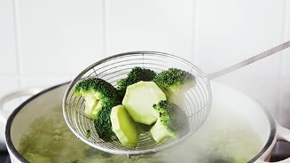 Broccoli wordt uit de pan gehaald na blancheren