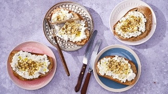 Toast met cottage cheese en kruiden op verschillende borden