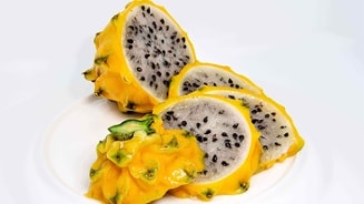 Gesneden gele pitahaya op een witte schaal