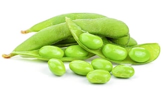 Edamame bonen met peulen op een witte achtergrond.