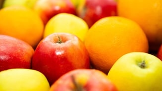 Rode appels, gele appels en sinaasappels bij elkaar