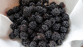 Verse bramen op een stuk keukenpapier