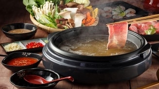 Hotpot bereidingsproces met groenten, vlees en sauzen