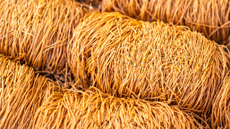 Dunne, gestructureerde bundels ongekookte vermicelli noedels in close-up.