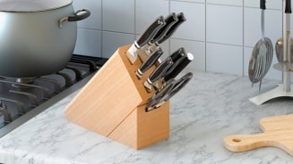 Messenset in een houten blok op een keukenblad.